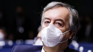 Roberto Burioni "oltre lo squallido e lo schifo": virologo disintegrato, sul sito di Nicola Porro...