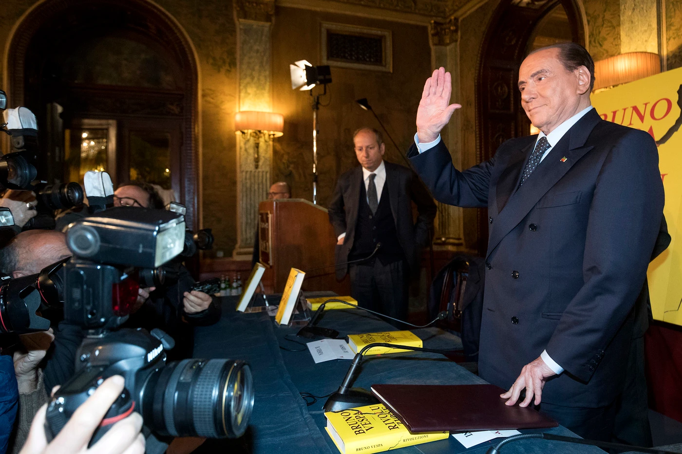 Silvio Berlusconi sorprende Forza Italia: chi candiderà a maggio, il clamoroso "schema Bearzot"