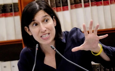 Elly Schlein, come risponde alla domanda su Ricci: anche la "Stampa" la infilza
