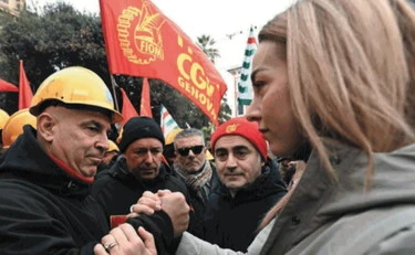 Il Pd benedice il corteo che dà l'assalto alla polizia