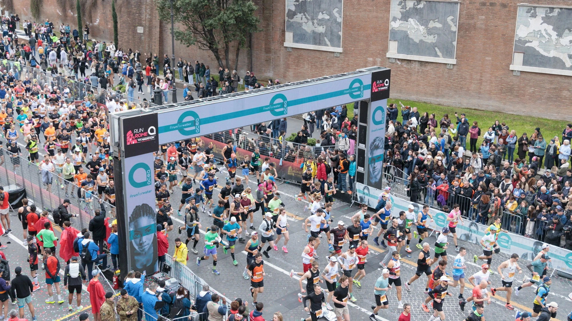 Grande successo per la "maratona dell'acqua": oggi a Roma la 31ª edizione della "Acea run Rome the Marathon"