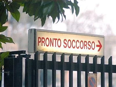 Livorno, marito la tradisce e lei lo sevizia ai genitali: uomo gravissimo all'ospedale