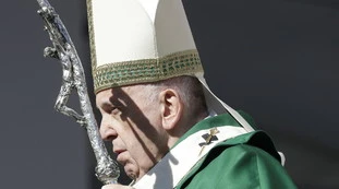 Papa Francesco, la "manina" per un bis di Mattarella al Quirinale. Dalla Cei pressioni per un nuovo governo