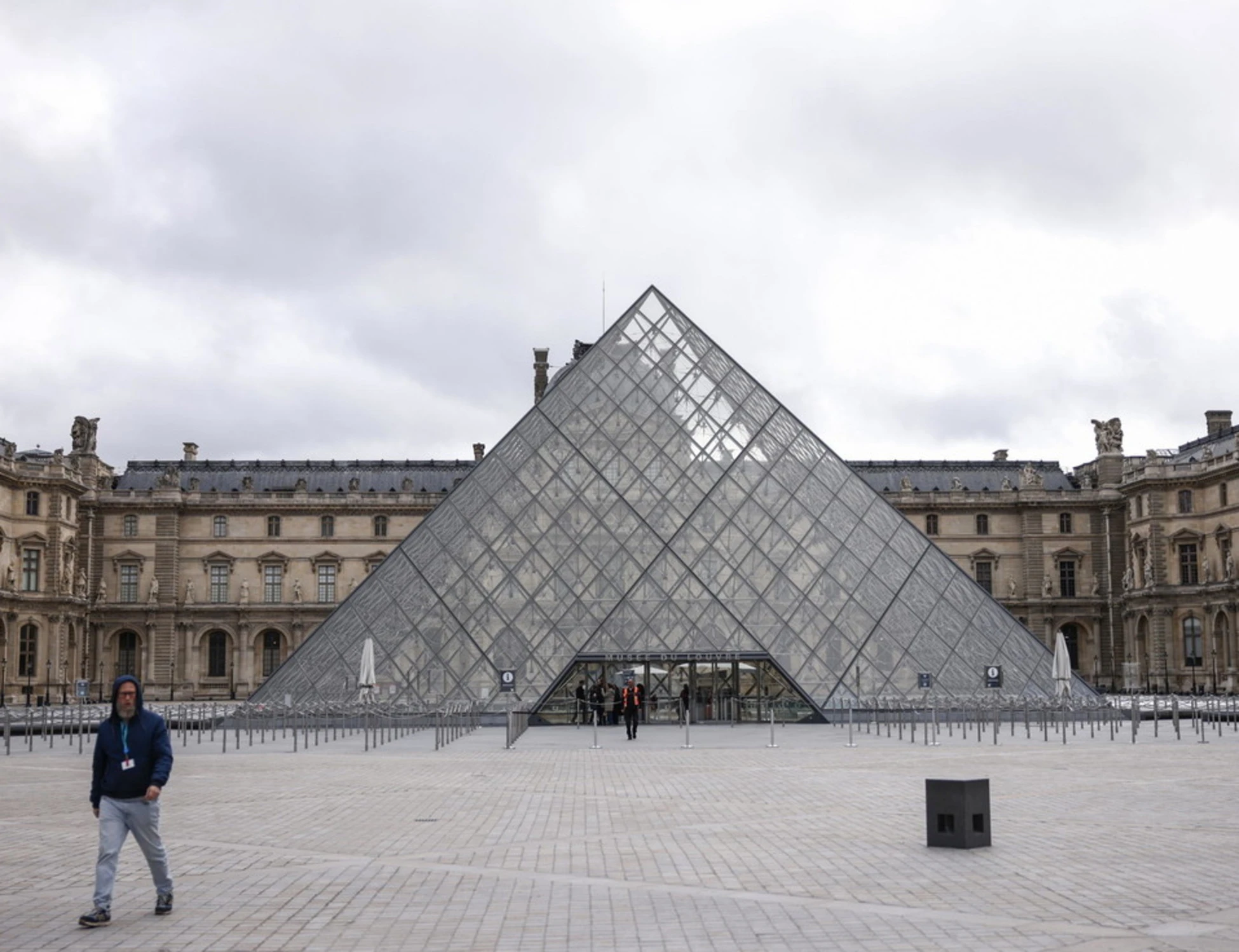 Louvre, i gioielli rubati? "Valevano 88 milioni", ma non erano assicurati