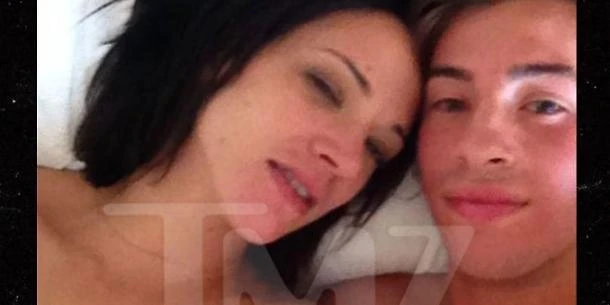 Asia Argento risponde a Jimmy Bennett: "È stato lui a saltarmi addosso"