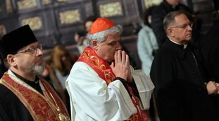 Fatima, monsignor Krajewski &quot;in missione per il Papa&quot;. Il legame con Wojtyla e Putin