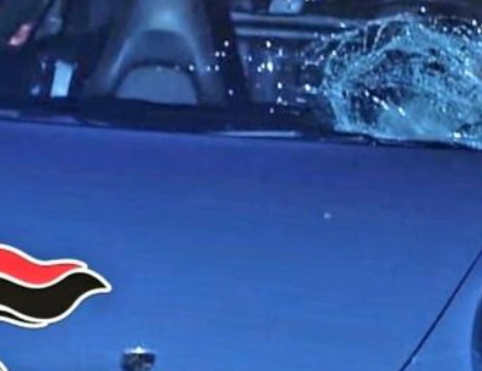 Brescia, provano a schivare le auto in strada: finisce male per un 27enne