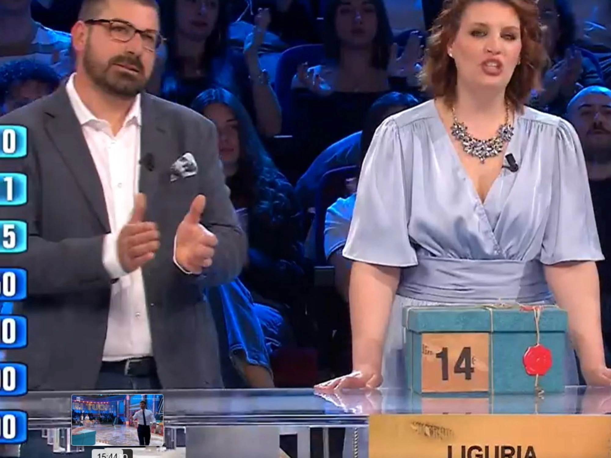 Affari Tuoi, Martina esordisce così: il terrore negli occhi del marito