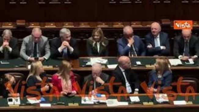 Meloni scuote la testa durante intervento di Schlein alla Camera: È tutto falso