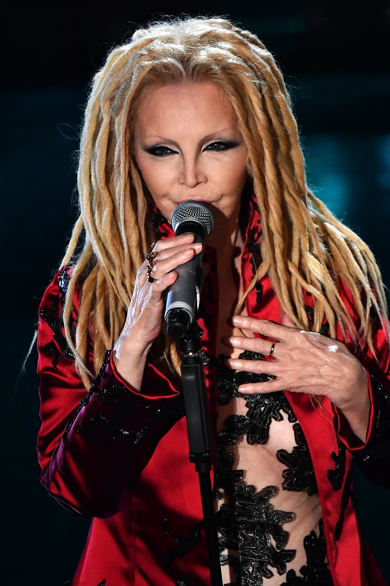 Sanremo 2019, Patty Pravo: il dettaglio che nessuno ha notato. Sotto la giacca è nuda
