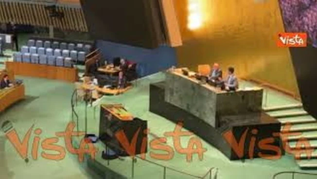Tajani all'Onu sale sul palco per il suo intervento all'Assemblea Generale