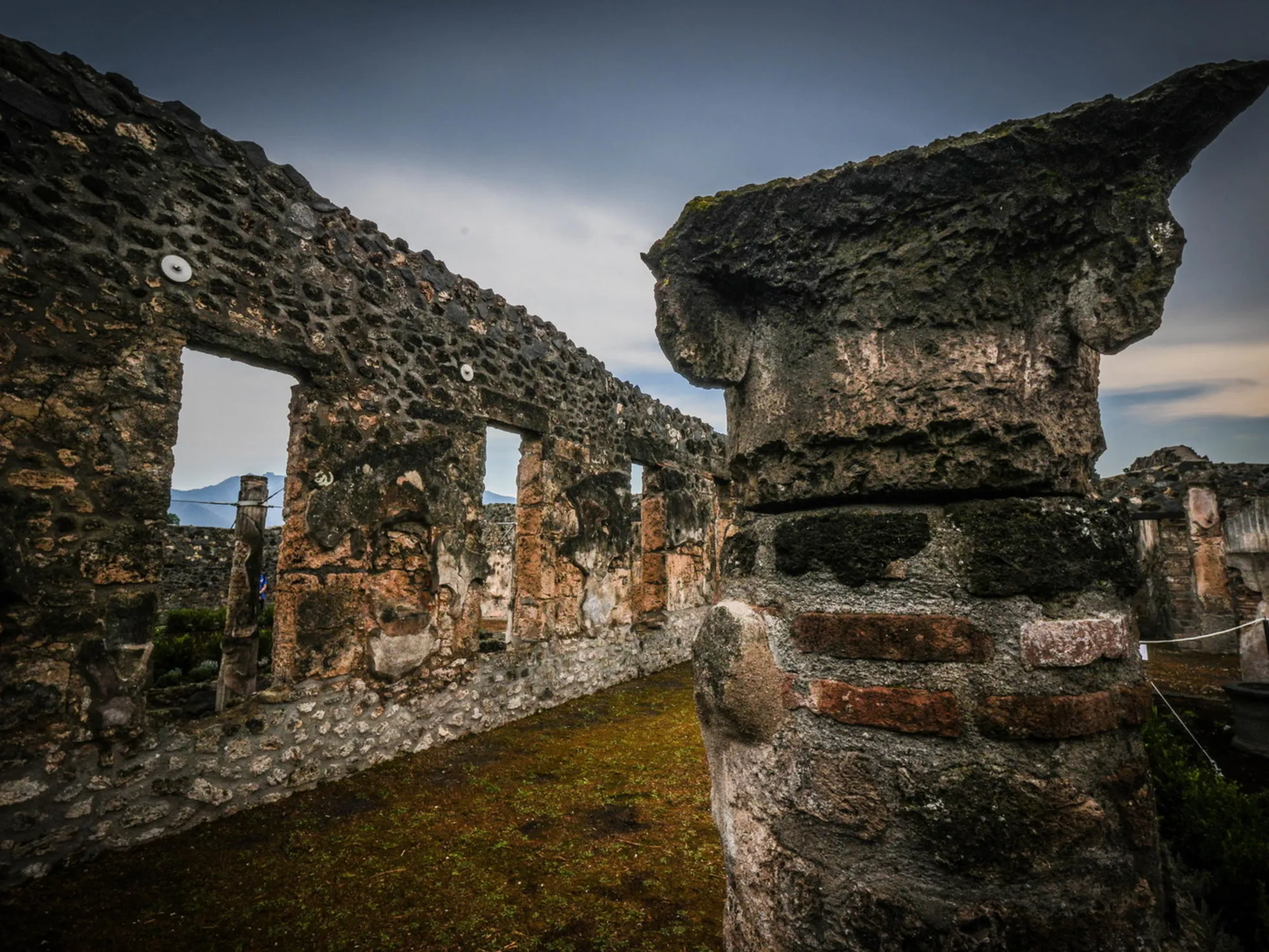 Leggi l'articolo: Finta guida abusa di un turista 17enne su un triclinio: la storia dell'orrore scuote Pompei