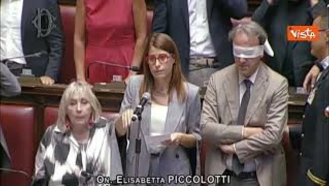 Chat Delmastro, protesta di Avs in Aula a Montecitorio, Bonelli e gli altri deputati si bendano