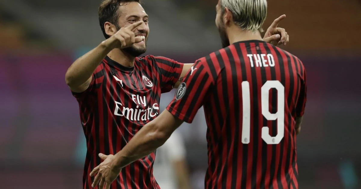 Milan, un calvario: Calhanoglu e Theo Hernandez positivi al coronavirus, la conferma della società