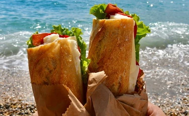 Puglia, "vietato portare cibo in spiaggia": Decaro, il caso (politico) deflagra