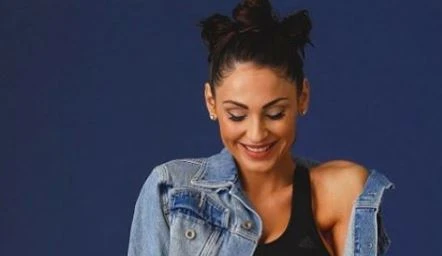 Anna Tatangelo, fisico bestiale al Festival di Sanremo: la giacca si sbottona, là sotto... Da paura