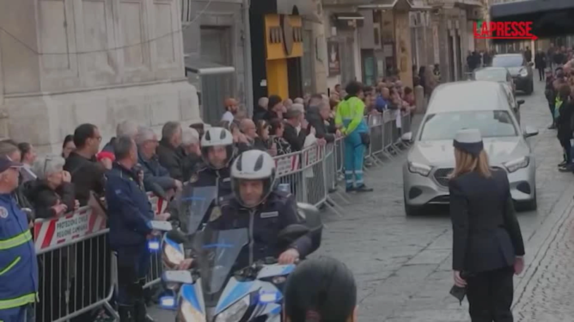 Domenico, funerali a Nola: la piccola bara accolta dagli applausi