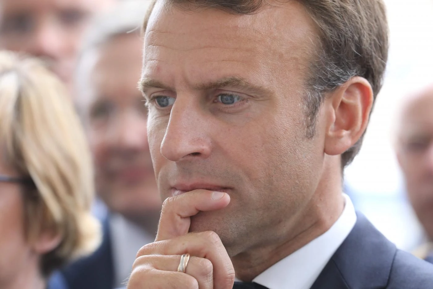 Emmanuel Macron prova a far soldi con la sua faccia. Umiliato, porta a casa pochi euro