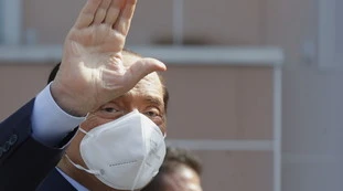 Silvio Berlusconi dall'ospedale: "Non sono preoccupato per me, ma per la crisi"