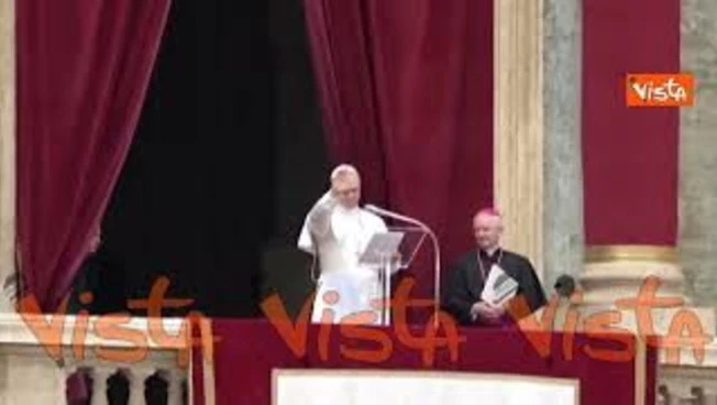 Papa Leone XIV: "Fratelli e sorelle, buona domenica". Boato di applausi e grida a Piazza San Pietro