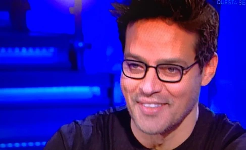Domenica In, la pazzesca cafonata di Gabriel Garko: dove piazza le scarpe, scatta il massacro in diretta