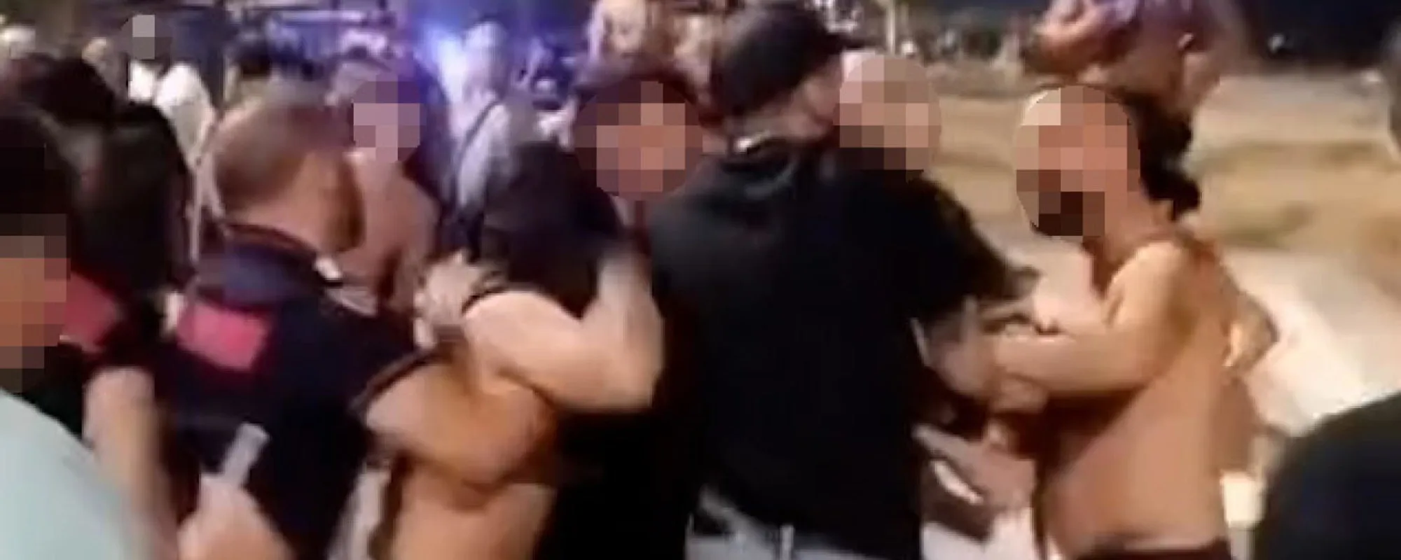 Volano sedie, colpi anche tra donne: maxi rissa in spiaggia <span style="color: rgb(153, 0, 0);">Immagini forti</span>