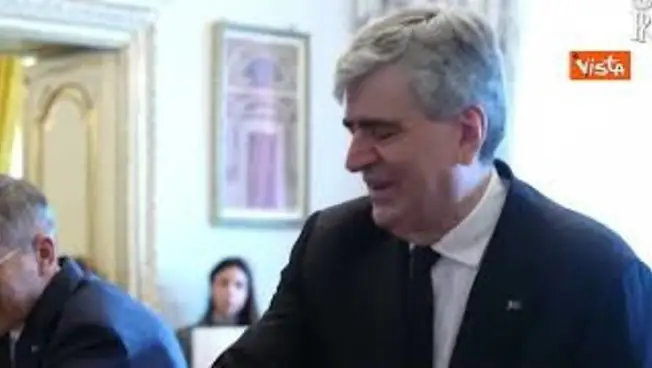 Leggi l'articolo: Mazzi stringe la mano di Meloni troppo presto al giuramento: Scusate è la prima volta