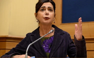 Laura Boldrini occupa l'aula e viene sospesa? Crisi di nervi e sparate sul "fascismo"