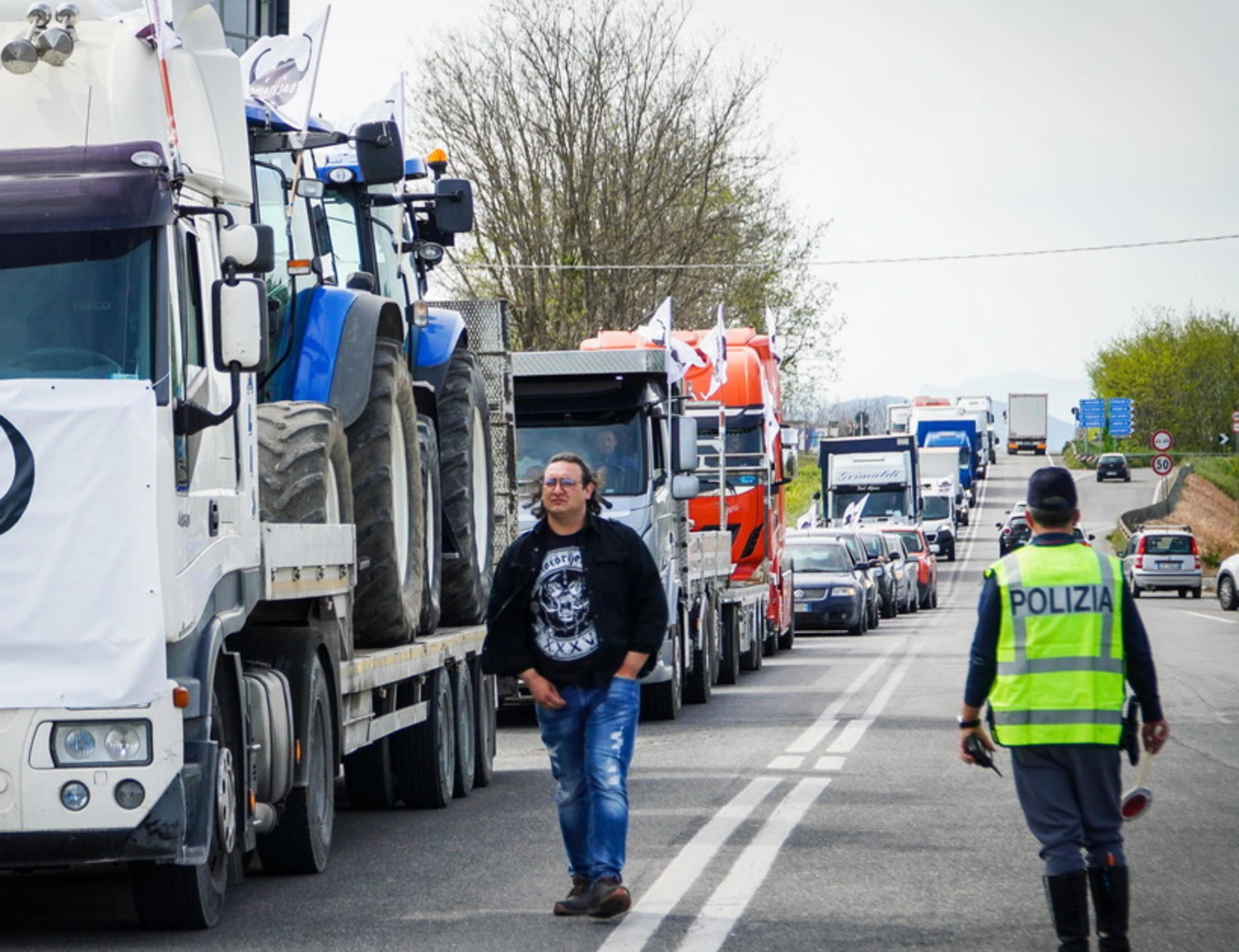 A1, camionista morto: travolto in autostrada da un'auto durante la protesta per il caro-carburante