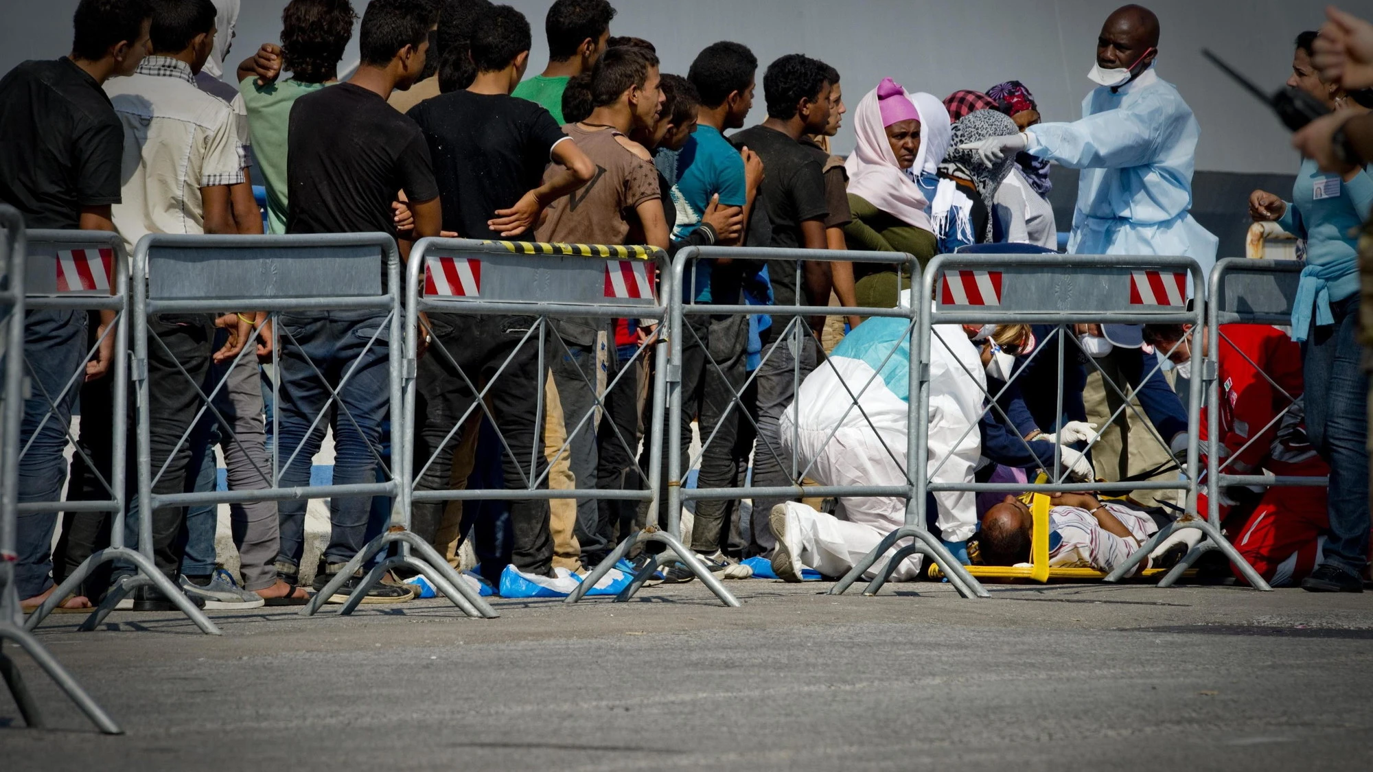 Immigrazione, svolta Ue: accordo sui rimpatri rapidi. E il governo accelera sul blocco navale