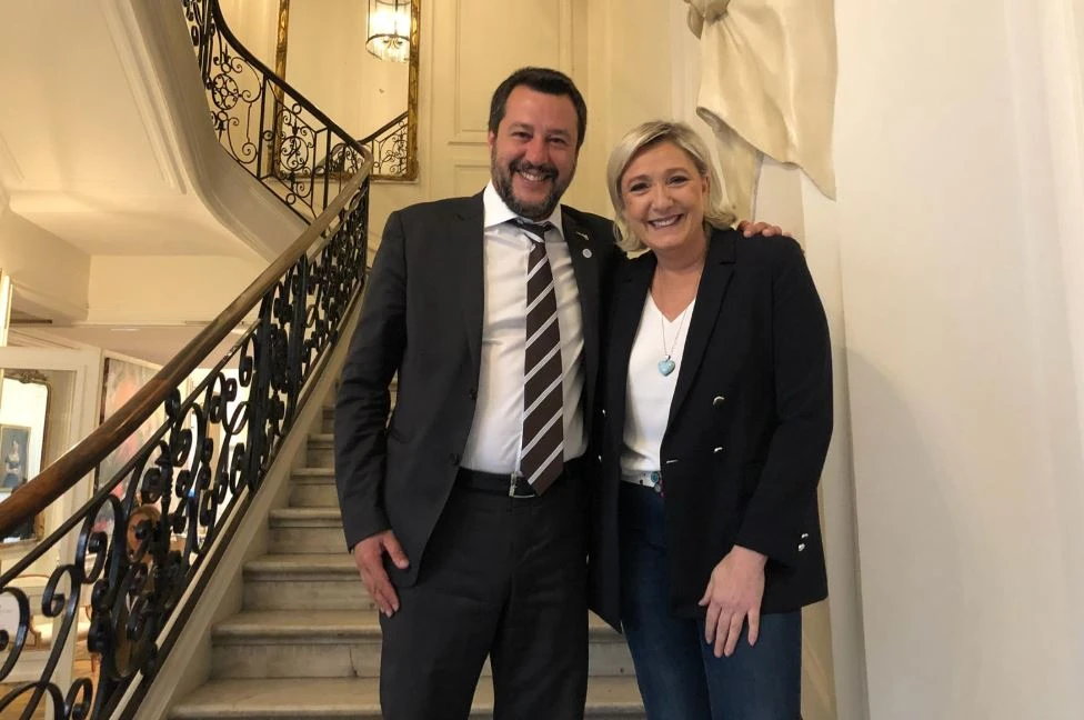 Matteo Salvini umilia Travaglio e il Fatto con una foto: "La Le Pen gli dà buca", lui si vendica così