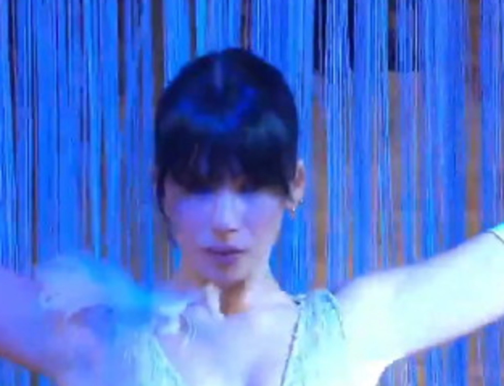 Affari Tuoi, l'attacco choc a Martina in diretta: "Meno volgare da mezza nuda"