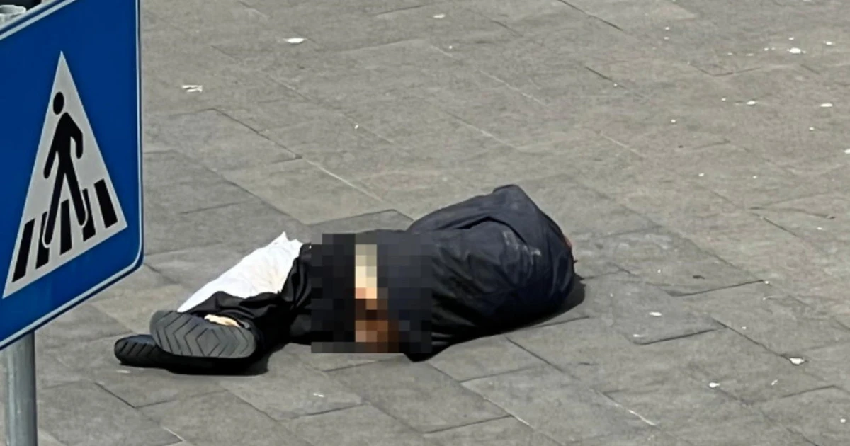 Roma, degrado in piazza Berlinguer: uomo seminudo riverso per terra