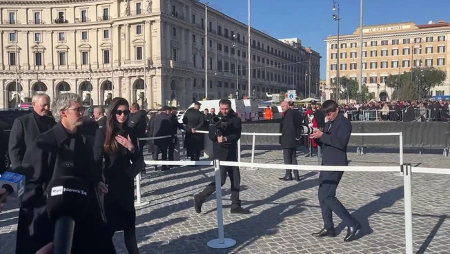L'attrice Anne Hathaway ai funerali di Valentino, le immagini