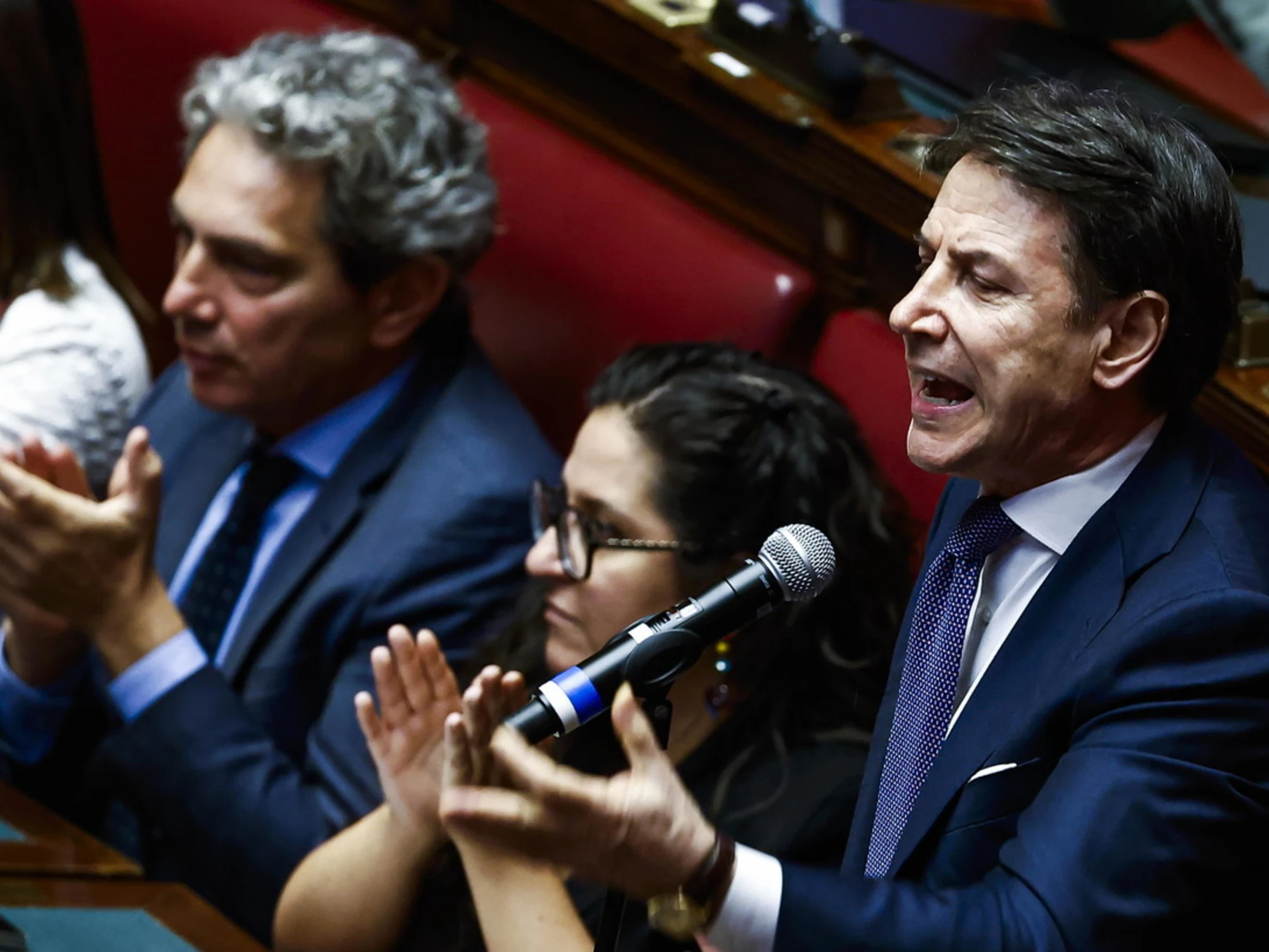 "Meloni ci isola in Europa": Conte la spara grossa, subito smentito con una foto