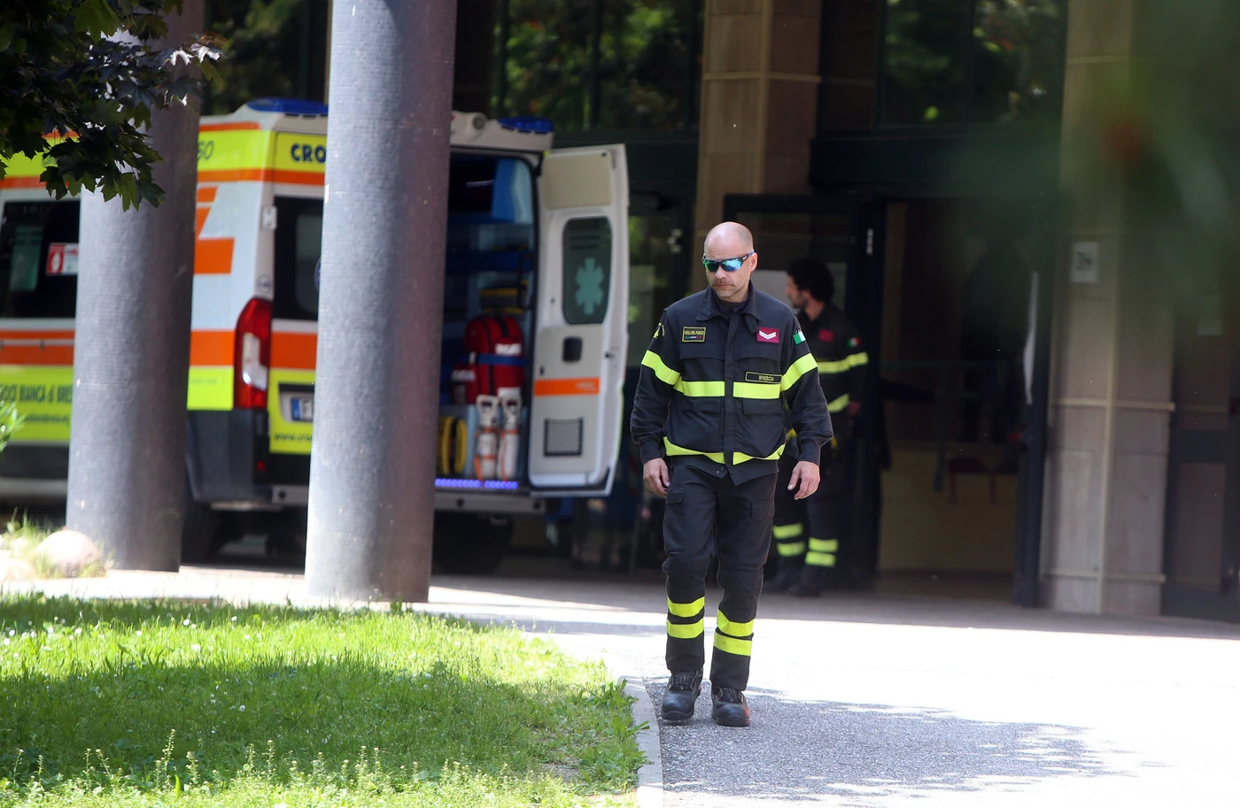 Milano, soccorre immigrato svenuto al parco e viene minacciata: "Lascialo morire, brutta tr***"