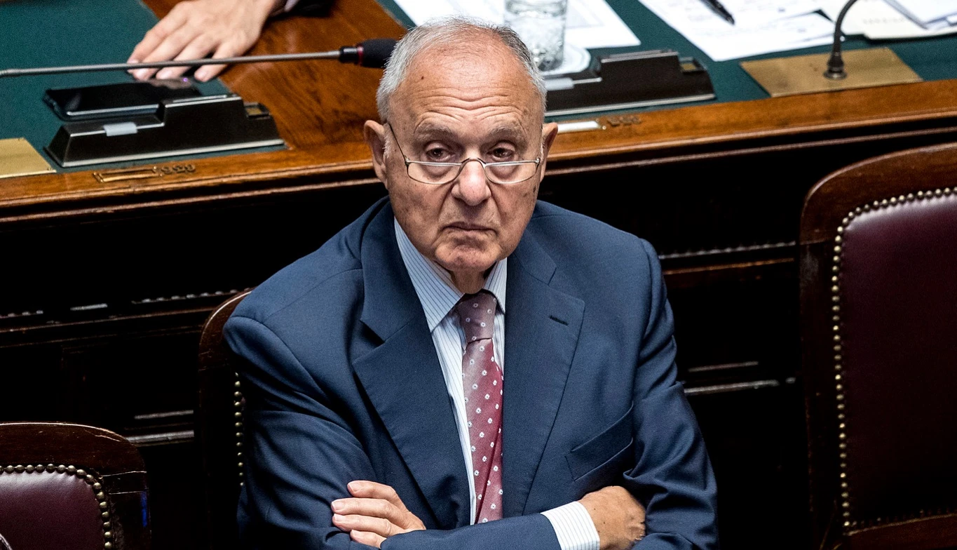 Paolo Savona contro i 5 Stelle: è lite sulle deleghe (e tanti soldi)