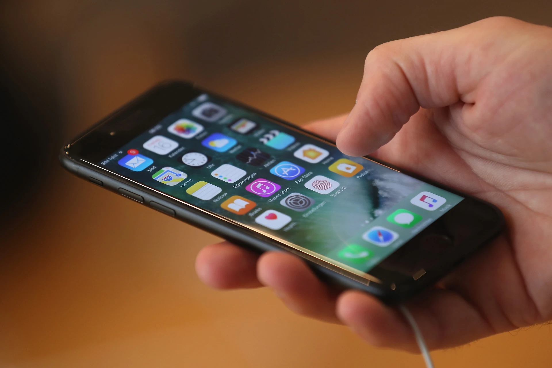 Apple ammette di rallentare i vecchi iphone con la batteria usurata: parte la class action