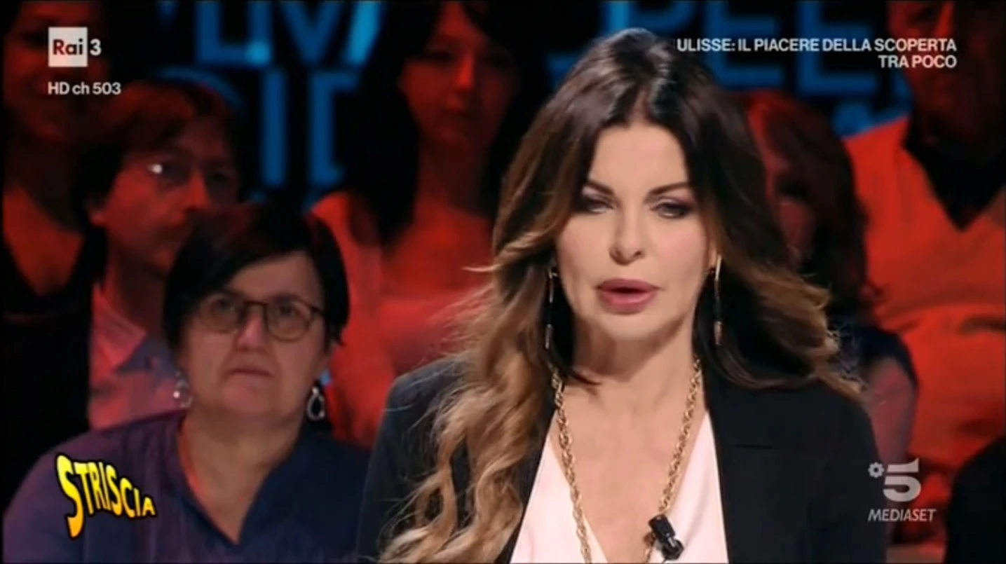 Striscia la Notizia infierisce su Alba Parietti, la clamorosa gaffe in diretta: "Proprio tu, donna di sinistra..."