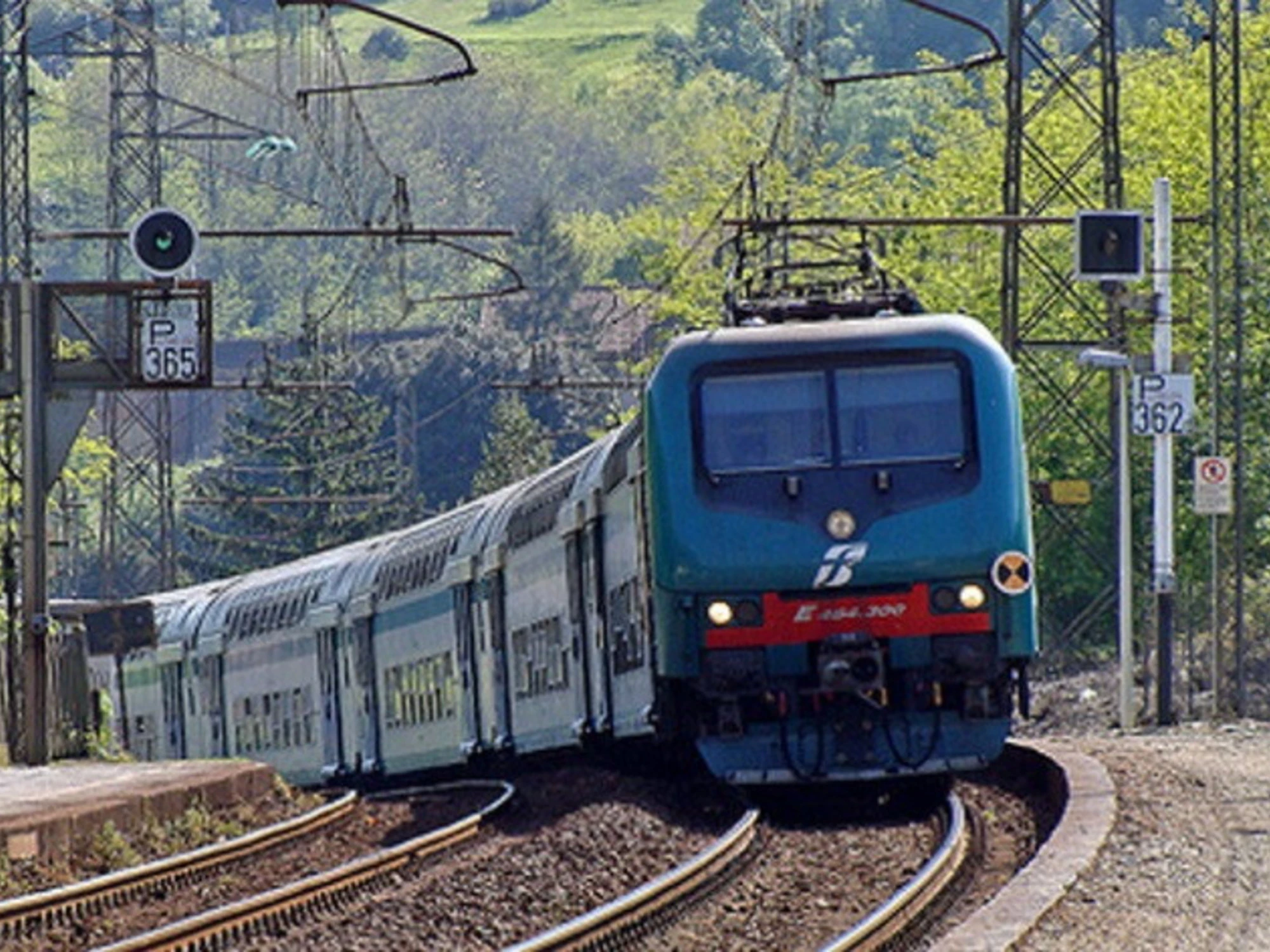 Tranciati i cavi sulla tirrenica, treni in tilt: "Non solo sabotaggio", una doppia (e inquietante) pista