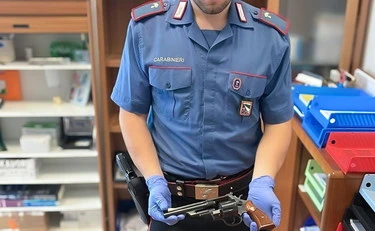 Il ladro lo vuole investire col muletto e lui fa fuoco: denunciato, paura nel Bolognese