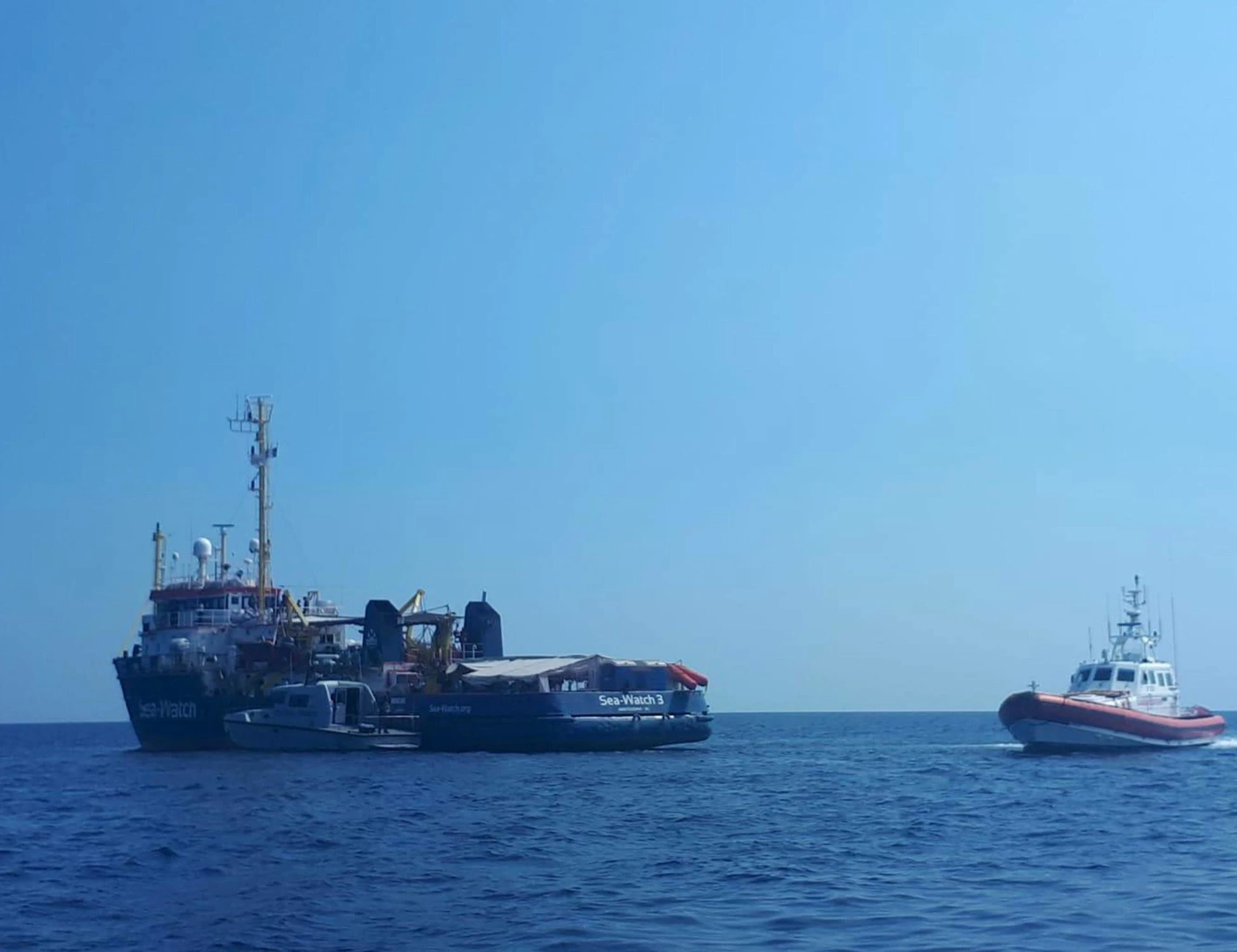 Sea Watch sfida il governo: "Disobbediamo, entriamo a Trapani"