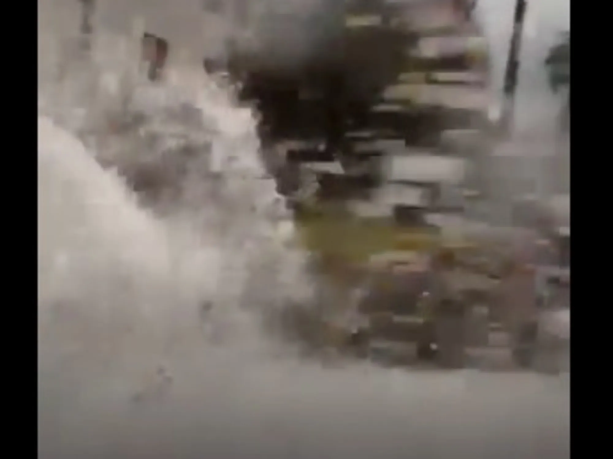 Leggi l'articolo: L'onda anomala spazza via in diretta il sindaco <span style="color: rgb(153, 0, 0);">Video</span>