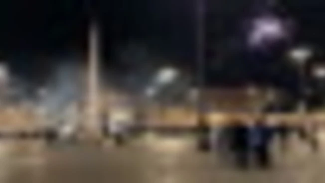Referendum, fuochi d'artificio a piazza del Popolo a Roma per il No