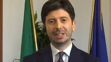 Giuliano Ferrara, la "proposta indecente" a Roberto Speranza: "È etero o mi invita a cena per pomiciare?"