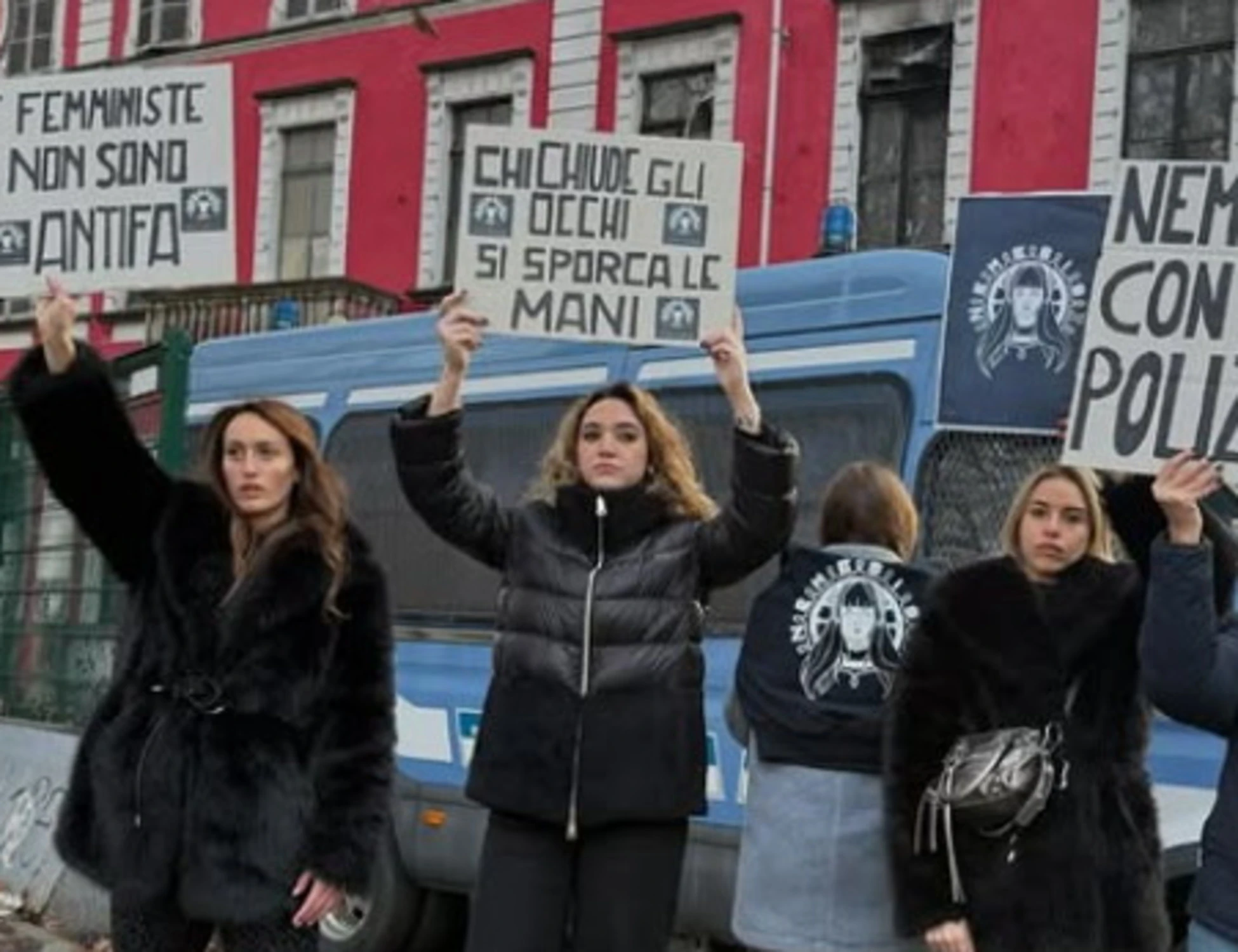 Nemesis, le femministe che sconvolgono la sinistra: "Violenze dai migranti"