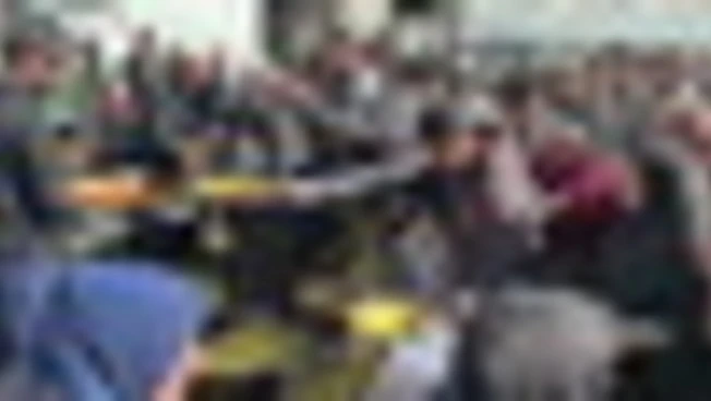 Gaza, file per un pasto caldo nelle mense solidali