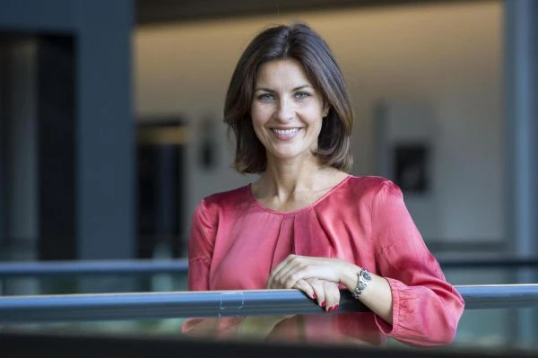 Il comizio di Alessandra Moretti al bar: bambino gioca al slot machine