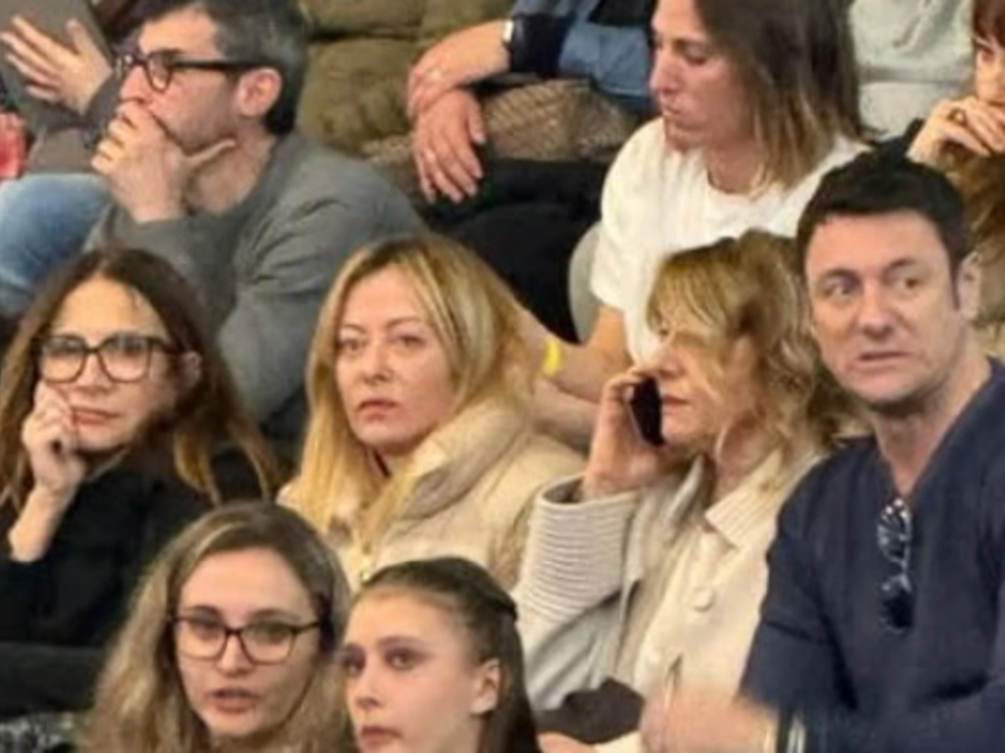 Giorgia Meloni in tribuna a Tivoli per guardare la figlia? Insulti e minacce, orrore al Palasport