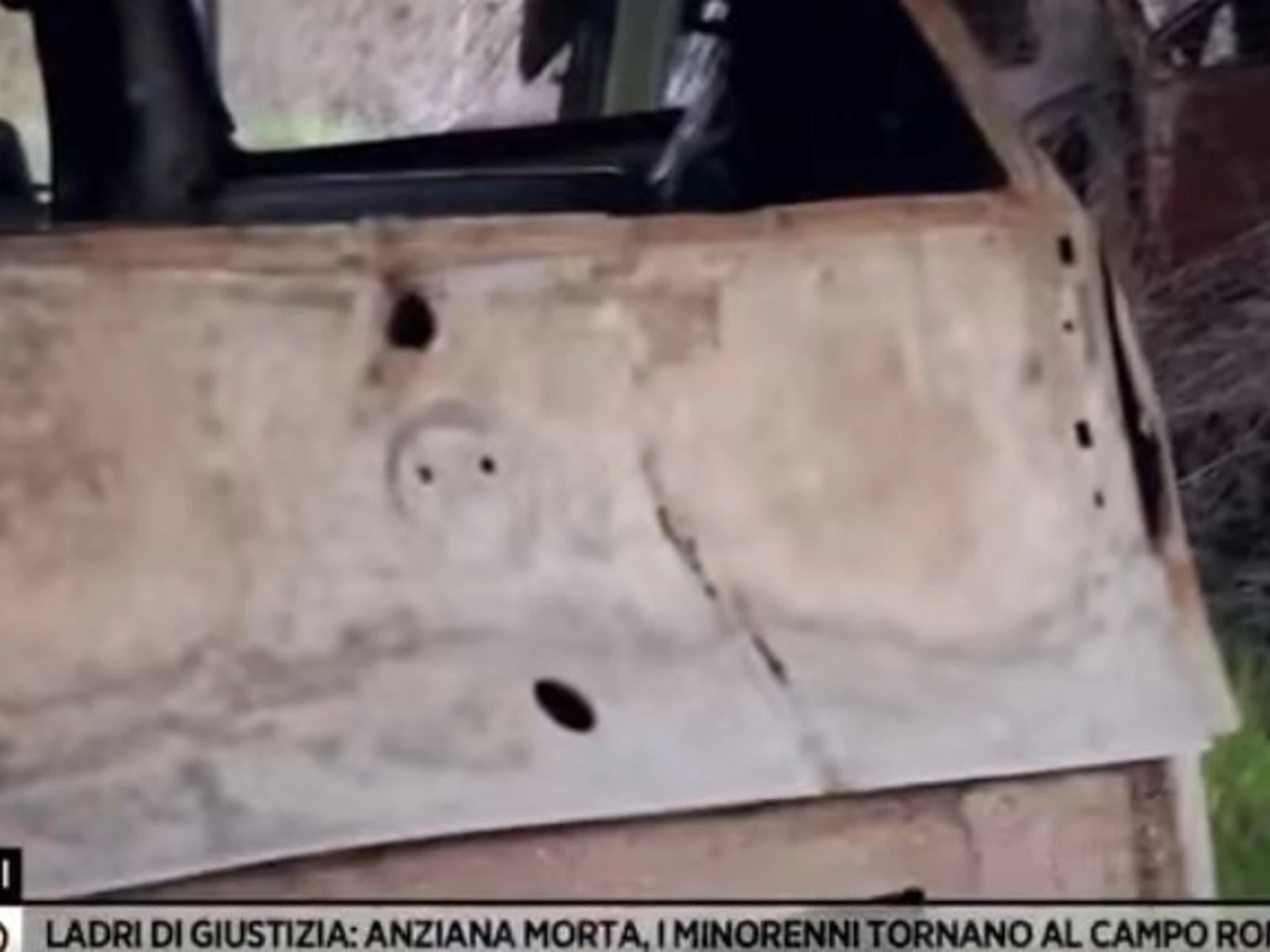 Urla, calci e sputi dall’immigrato. E nel campo rom “solo” un vaffa